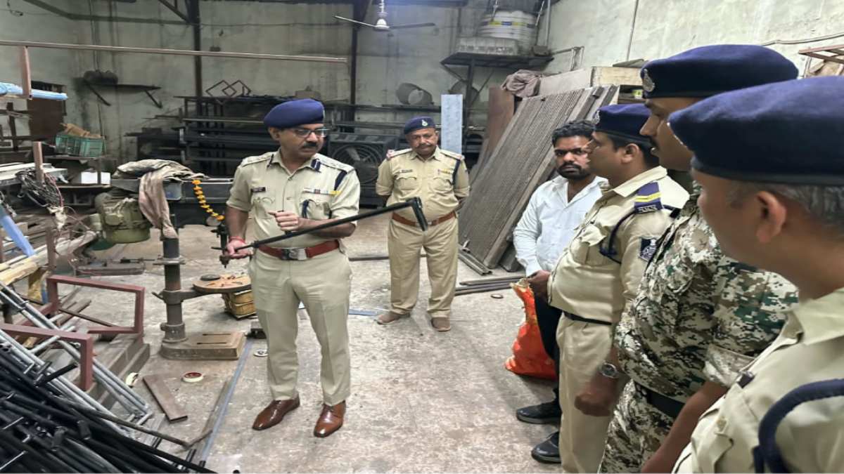 कार्बाइड गन फैक्ट्री पर पुलिस का छापा: SSP की मौजूदगी में सिरोल और मुरार से 66 खतरनाक गन जब्त, आरोपी हिरासत में