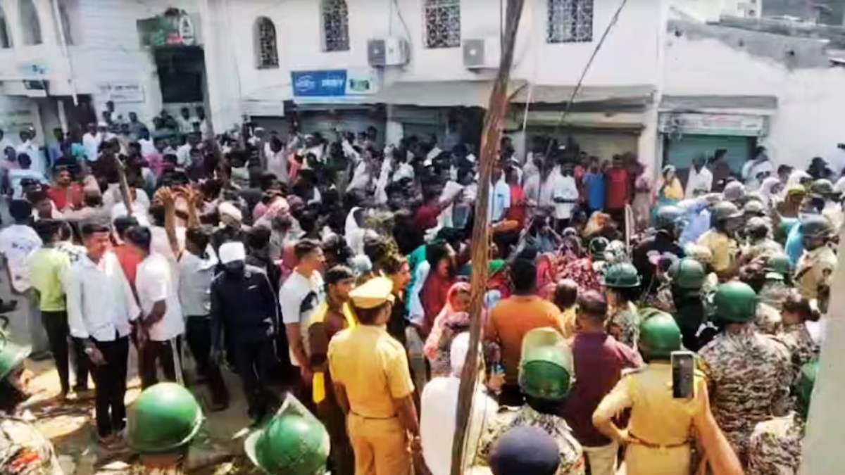 RSS जुलूस के रास्ते पर बैठीं महिलाएं, धार्मिक स्थल के सामने हुआ पथराव, पुलिस ने किया लाठीचार्ज