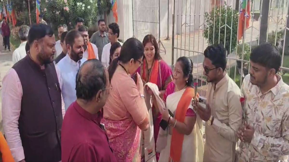 भाजपा मुख्यालय में स्मृति ईरानी ने ठुकराई स्वागत भेंट, कांग्रेस ने ली चुटकी, कहा- बीजेपी में कार्यकर्ताओं के साथ होता है गलत व्यवहार, वीडियो भी किया साझा