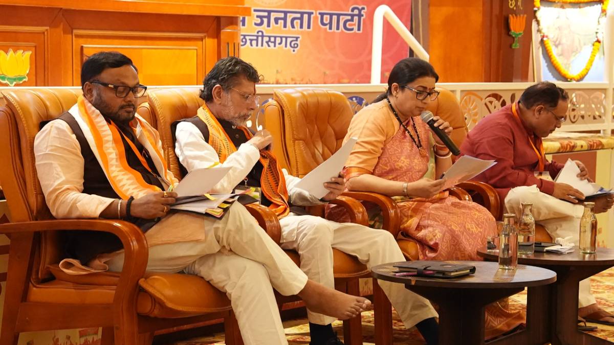 भाजपा की बैठकों में ‘मिशन-2028’ का शंखनाद, स्मृति ईरानी ने कहा- यह सिर्फ चुनावी लक्ष्य नहीं, बल्कि छत्तीसगढ़ की अस्मिता, विकास और सुशासन का संकल्प