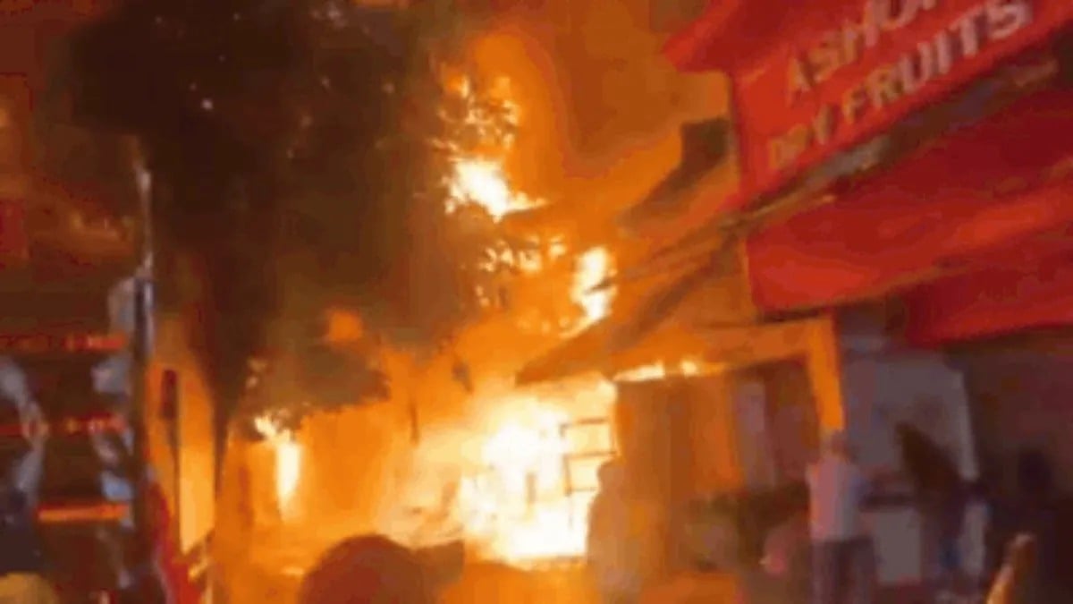 जम्मू रेलवे स्टेशन के सामने शिवा मार्केट में आग का तांडव, 35-40 दुकानें स्वाहा; सैकड़ों दुकानदारों की रोजी-रोटी छिन गई