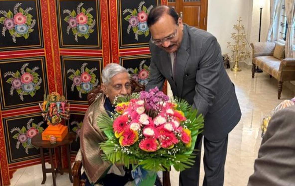 शिष्टाचार की मिसाल! 97 साल के पूर्व CJI एम. एन. वेंकटचलैया को SC मुख्य न्यायाधीश सूर्यकांत ने घर जाकर दी जन्मदिन की बधाई