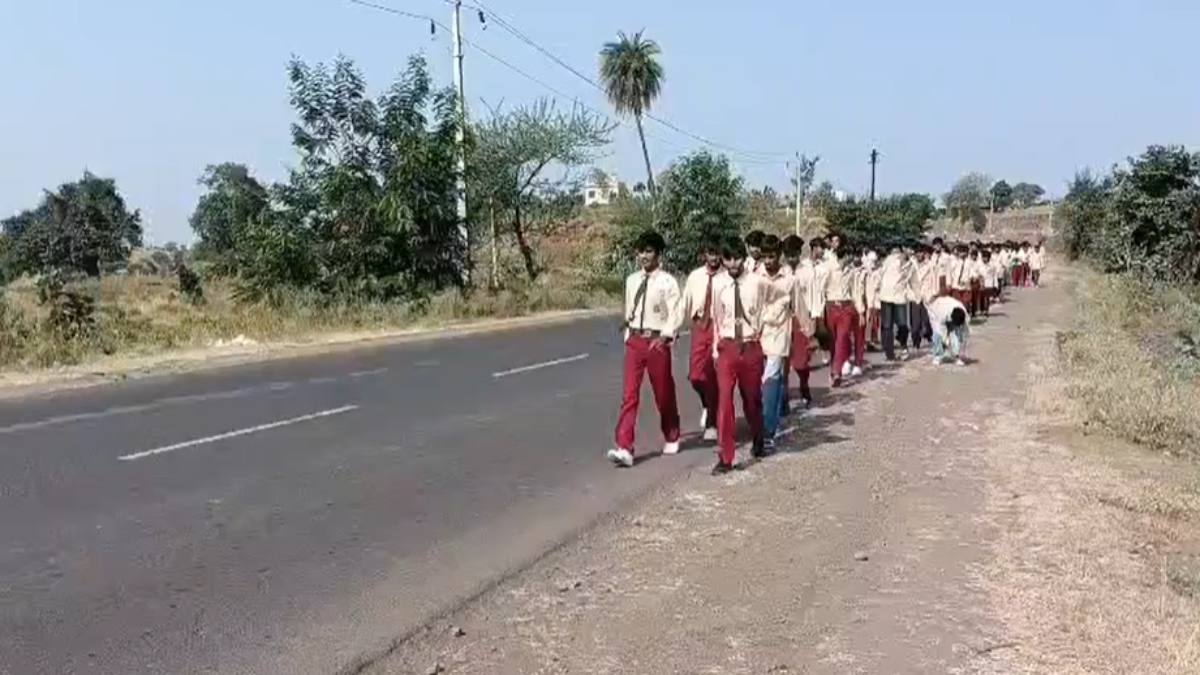 एकलव्य स्कूल के आदिवासी छात्रों ने खोला मोर्चाः मूलभूत सुविधाओं के लिए 20 किमी पैदल चलकर पहुंचे जिला मुख्यालय, पीछे दौड़ती रहीं अफसरों की गाड़ियां