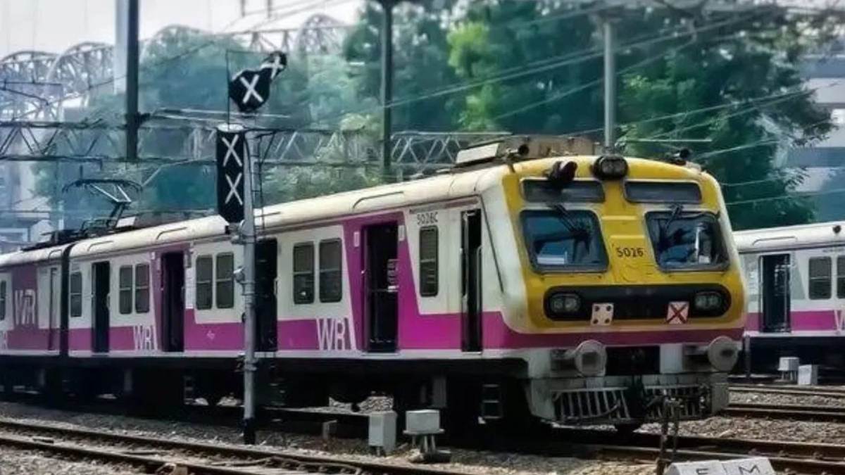 मुंबई में ओवरहेड तार टूटने से लोकल ट्रेनों का संचालन गड़बड़ाया, यात्रियों को ट्रैक पर चलकर जाना पड़ा