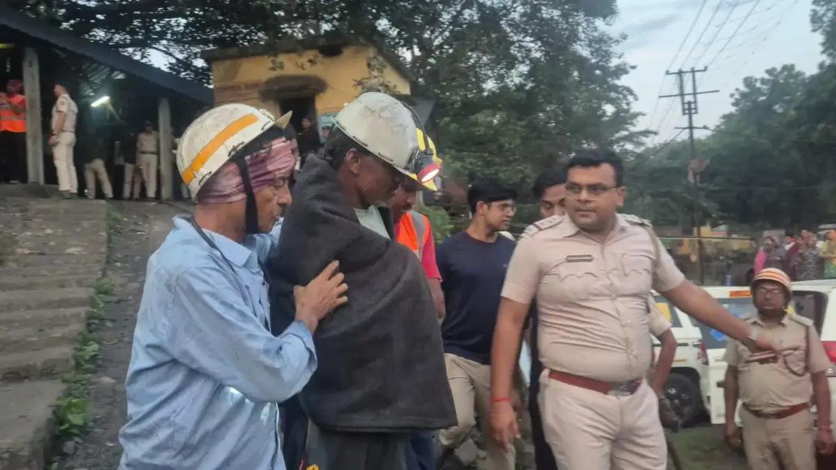 बंगाल की कोयला खदान में फंसे 200 फीट की गहराई में 12 मजदूर, 13 घंटे बाद सुरक्षित रेस्क्यू