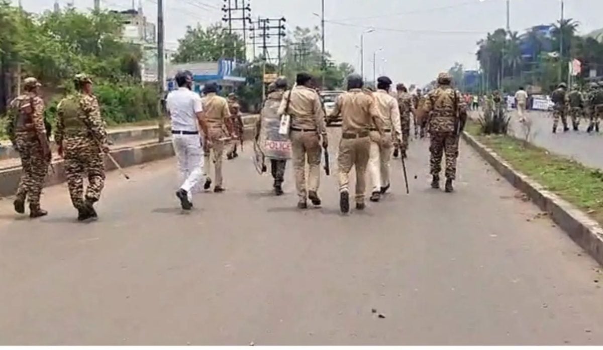 किस करने की ‘तालिबानी’ सजा! गर्लफ्रेंड को चूमने पर लड़के एवं उसके परिजनों को निर्वस्त्र कर घुमाया, तीन गिरफ्तार