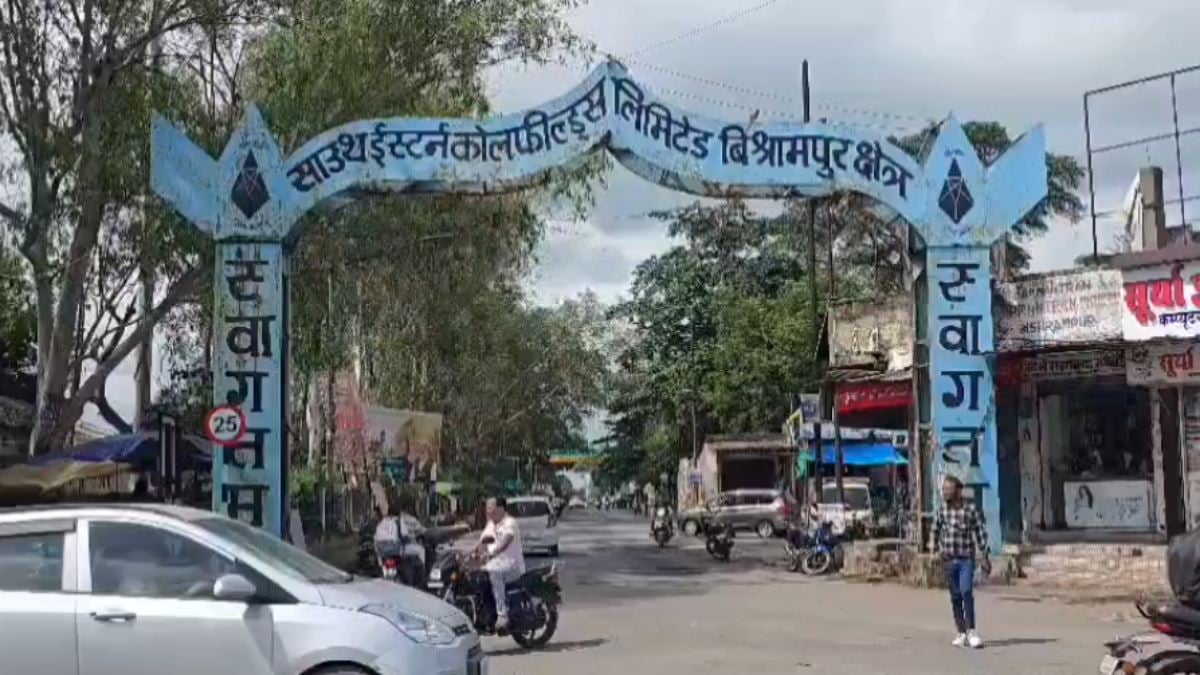 चोरों का आतंक! SECL के दो सुरक्षाकर्मियों पर जानलेवा हमला, बाइक को किया आग के हवाले