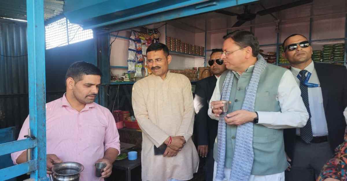 जनता का नेता, जनता के बीच! दुकान पर रुककर CM धामी ने लोगों के साथ पी चाय, दिया खास संदेश