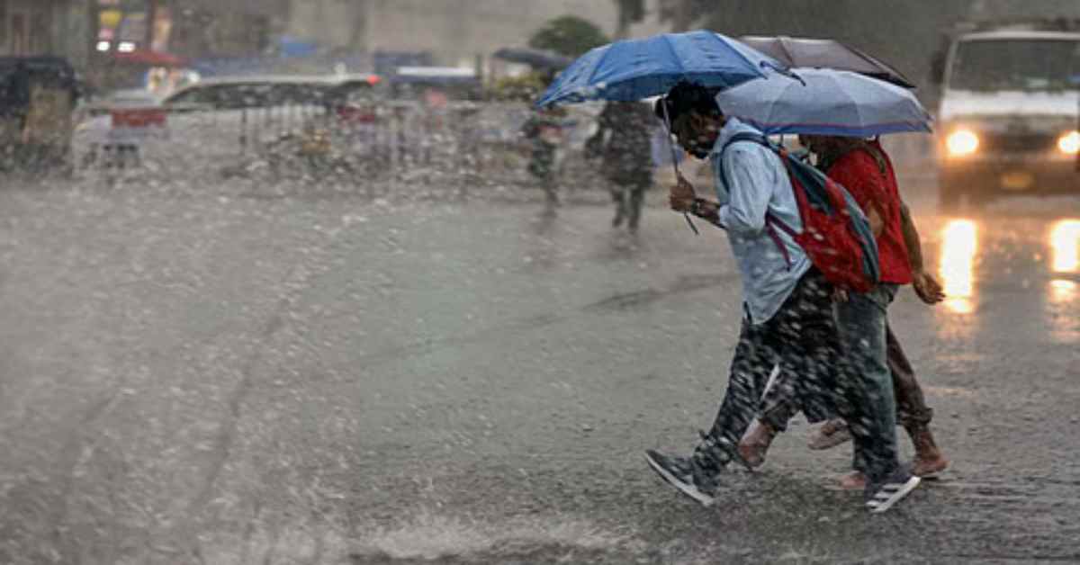 UP Weather Alert: मानसून के बाद भी मौसम का तांडव, आज यूपी के 23 जिलों में मूसलाधार बारिश और आंधी का अलर्ट
