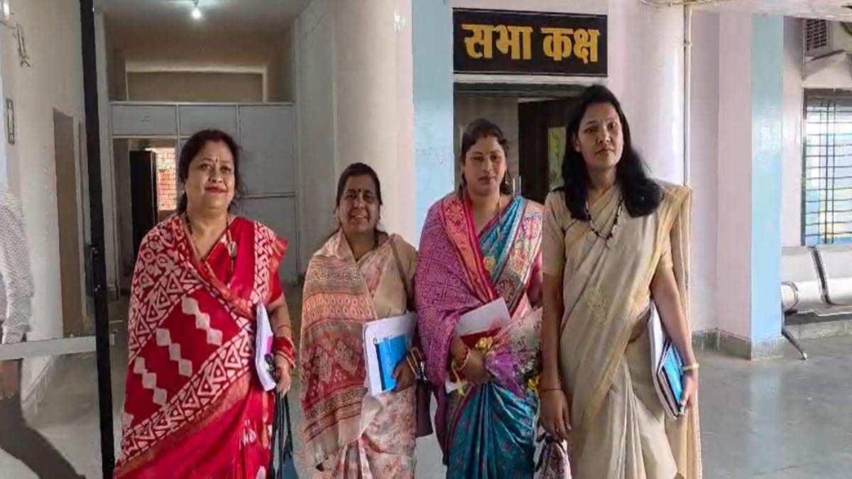 जिला पंचायत की सामान्य सभा बैठक का 4 महिला सदस्यों ने किया बहिष्कार, प्रशासन पर अनदेखी का लगाया आरोप
