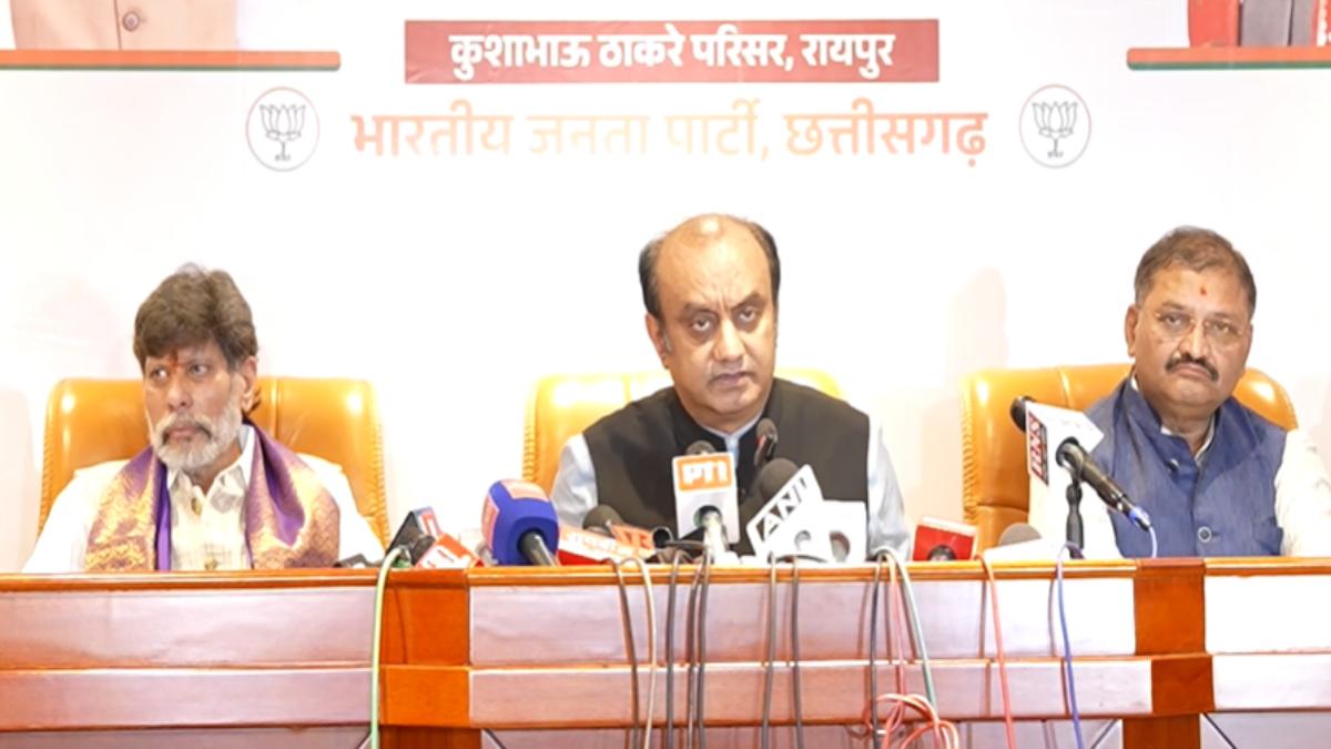 सुधांशु त्रिवेदी का राहुल गांधी पर हमला, बोले- अज्ञात यात्रा पर जाते हैं, फिर आकर अराजक माहौल बनाते हैं, जनता को पप्पू न समझें