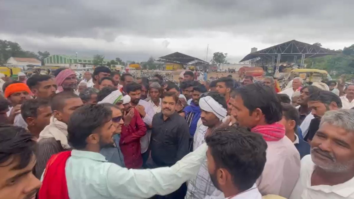 खाद की किल्लत से आक्रोशित किसानों ने किया चक्काजामः प्रशासन के दावों की खुली पोल, फार्मिंग ID और तकनीकी खामियों के चलते हो रही भारी परेशानी