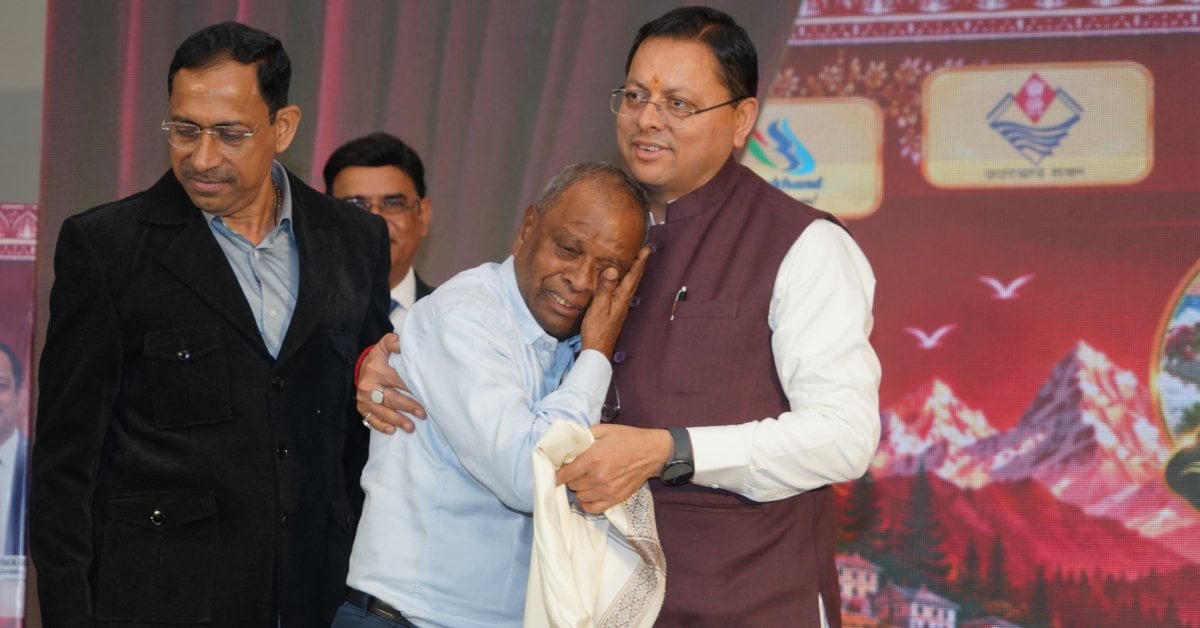 CM की कुर्सी भी गुरु के सम्मान से बड़ी नहीं! पुराने शिक्षकों से मिले धामी, मंच पर कुछ ऐसा हुआ कि देखते रह गए लोग