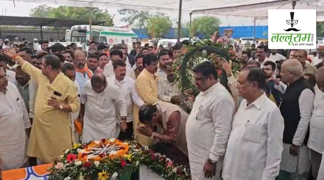 हैदराबाद से रायपुर पहुंचा अहिवारा विधायक डोमनलाल कोर्सेवाड़ा का पार्थिव शरीर, स्टेट हैंगर में मंत्रियों-नेताओं ने दी श्रद्धांजलि