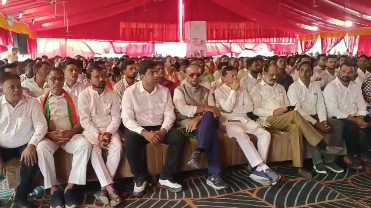 भाजपा के कार्यक्रम में दिखी अजय चंद्राकर की नाराजगी! कार्यकर्ताओं के बीच नीचे बैठे, मंत्री के बुलाने पर भी मंच पर नहीं पहुंचे विधायक