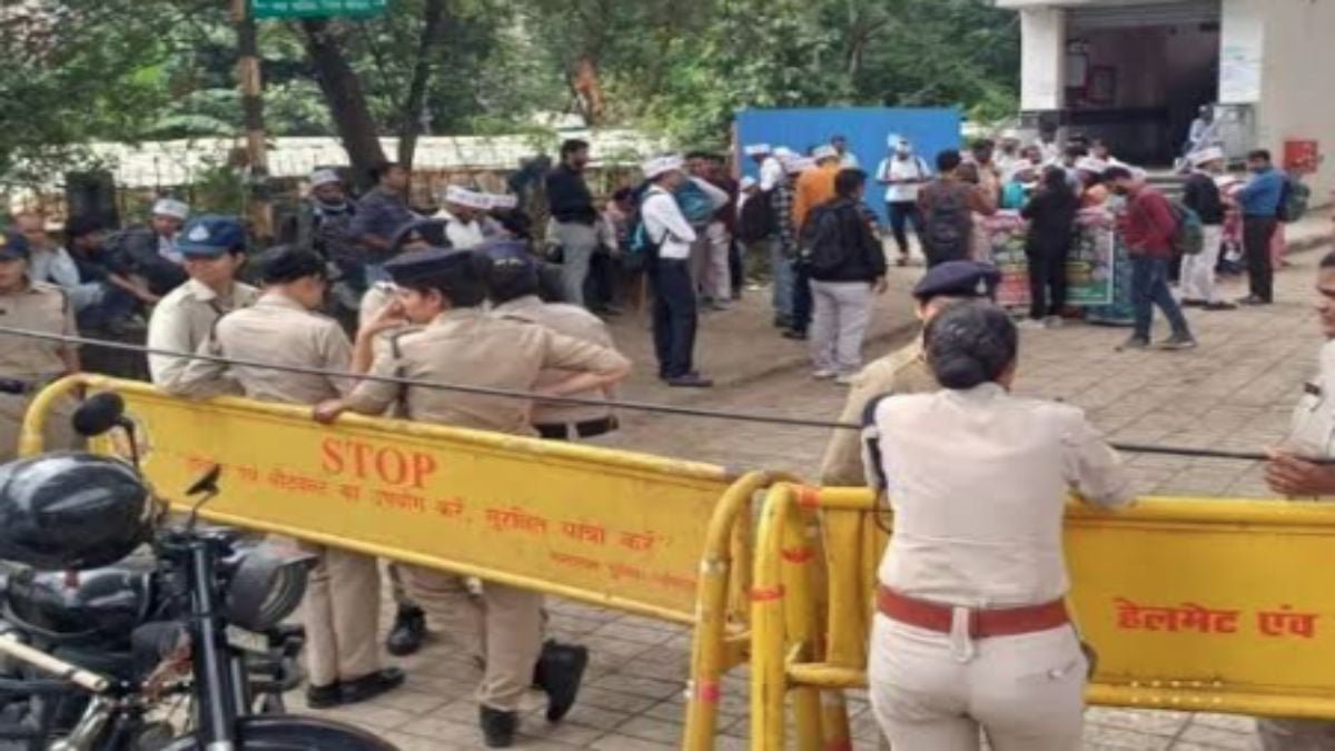 शिक्षक भर्ती 2025 के अभ्यर्थियों का फूटा गुस्साः वर्ग 2 और 3 में पद वृद्धि की मांग को लेकर बोर्ड ऑफिस चौराहे पर प्रदर्शन, मंत्री बंगले तक मार्च की तैयारी