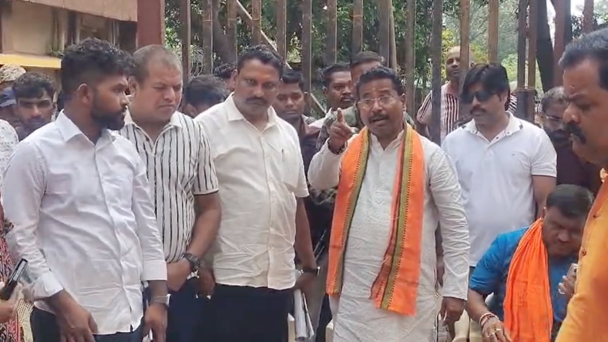 बचेली में गेट निर्माण पर बवाल, NMDC अधिकारियों पर भड़के विधायक चैतराम अट्टामी, कहा – मेरी सहमति के बिना नहीं होगा कोई काम