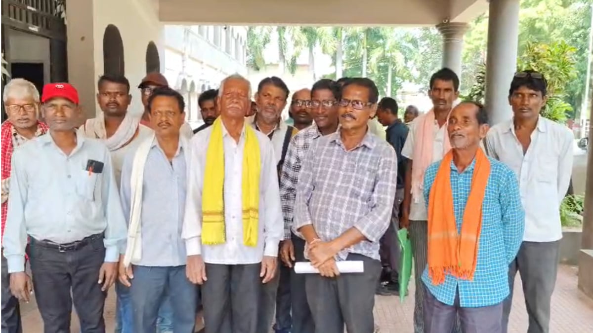 श्मशान घाट की जमीन पर अतिक्रमण, फसल बोने का आरोप, ग्रामीणों ने कलेक्टर से की शिकायत