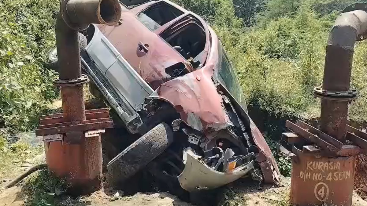 CG Accident News : खाई में गिरी कार, एक ही परिवार के 7 लोग घायल, बुजुर्ग महिला बिलासपुर रेफर