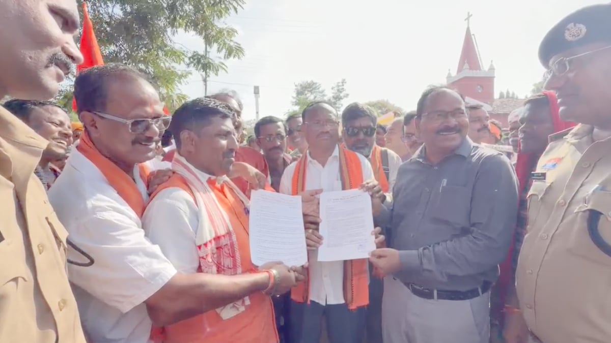 बस्तर में बाढ़ की मार: खेतों में रेत, फसलें बर्बाद, मुआवजे के लिए कलेक्ट्रेट के चक्कर लगा रहे किसान