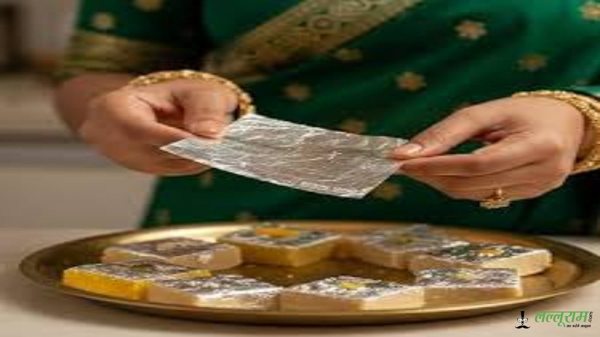 असली चांदी का वर्क या नकली परत? मिठाई खरीदने से पहले इन बातों पर दें ध्यान
