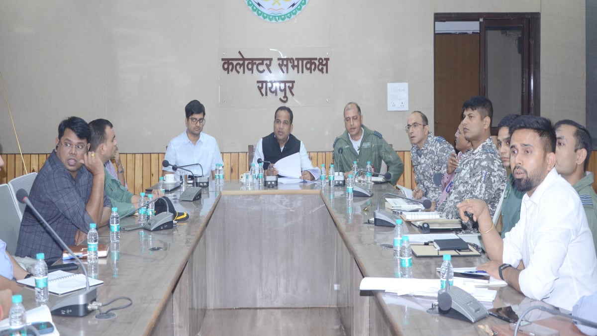 राज्योत्सव में दिखेगा सारंग हेलीकॉप्टर एयर शो का रोमांच, कलेक्टर ने की तैयारियों की समीक्षा, अधिकारियों को दिए जरूरी निर्देश