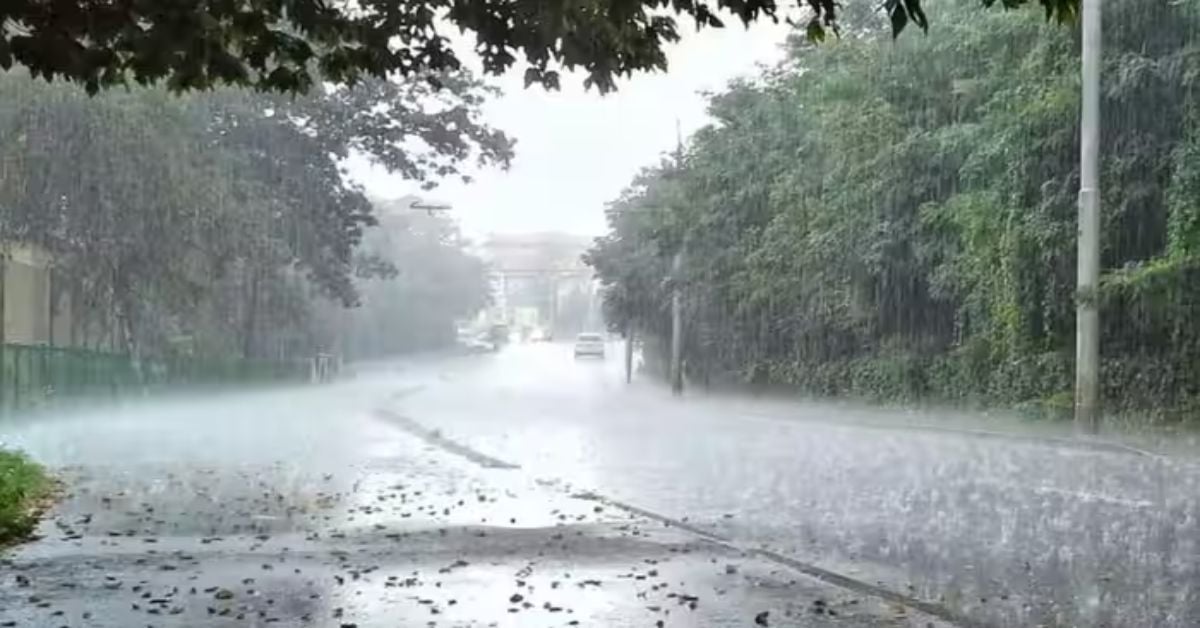 UP WEATHER TODAY : प्रदेश के 22 जनपदों में बारिश की संभावना, कई हिस्सों में जलभराव की स्थिति जस की तस