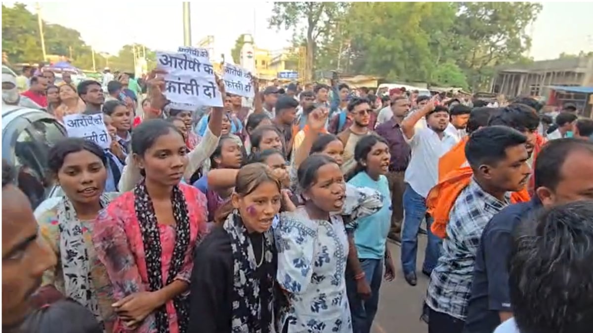 बालोद एसिड अटैक : आरोपियों का मुंडन कराकर पैदल कोर्ट ले गई पुलिस, कोर्ट के बाहर भारी हंगामा, आक्रोशित भीड़ ने की फांसी देने की मांग