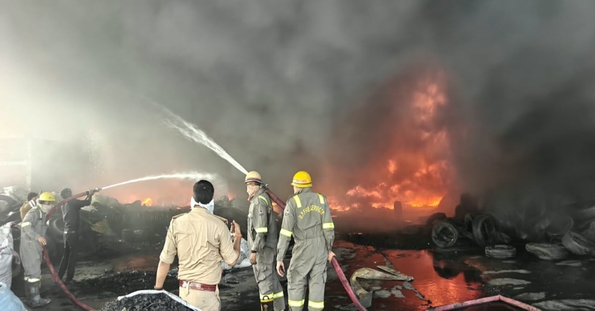 फिरोजाबाद में टायर फैक्ट्री बनी आग का गोला, 5 किमी दूर तक दिखीं लपटें, काले धुएं से छाया अंधेरा