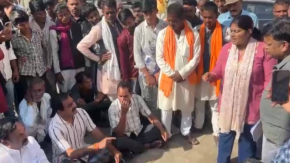 डिलीवरी के बाद महिला की मौत पर जिला अस्पताल में हंगामाः पूर्व विधायक के साथ परिजनों ने दिया धरना