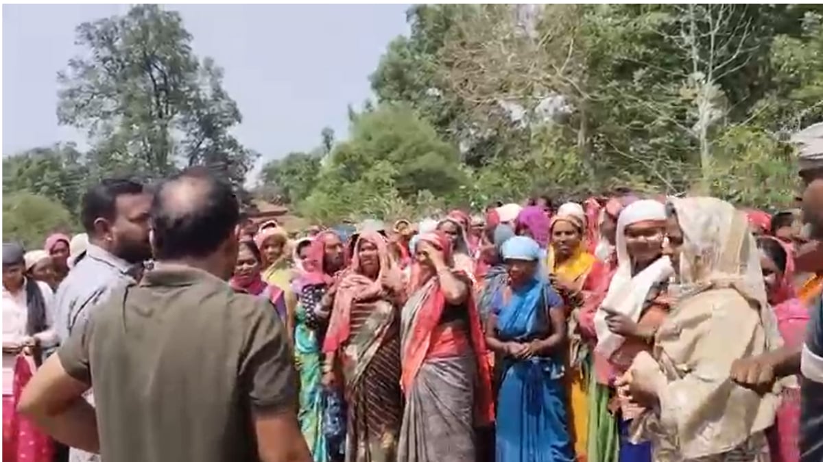 VB-G Ram Ji योजना में गड़बड़ी की शिकायत : मस्टर रोल में मजदूरों के नाम, मौके पर चल रही JCB, जनपद पंचायत ने बनाई जांच समिति