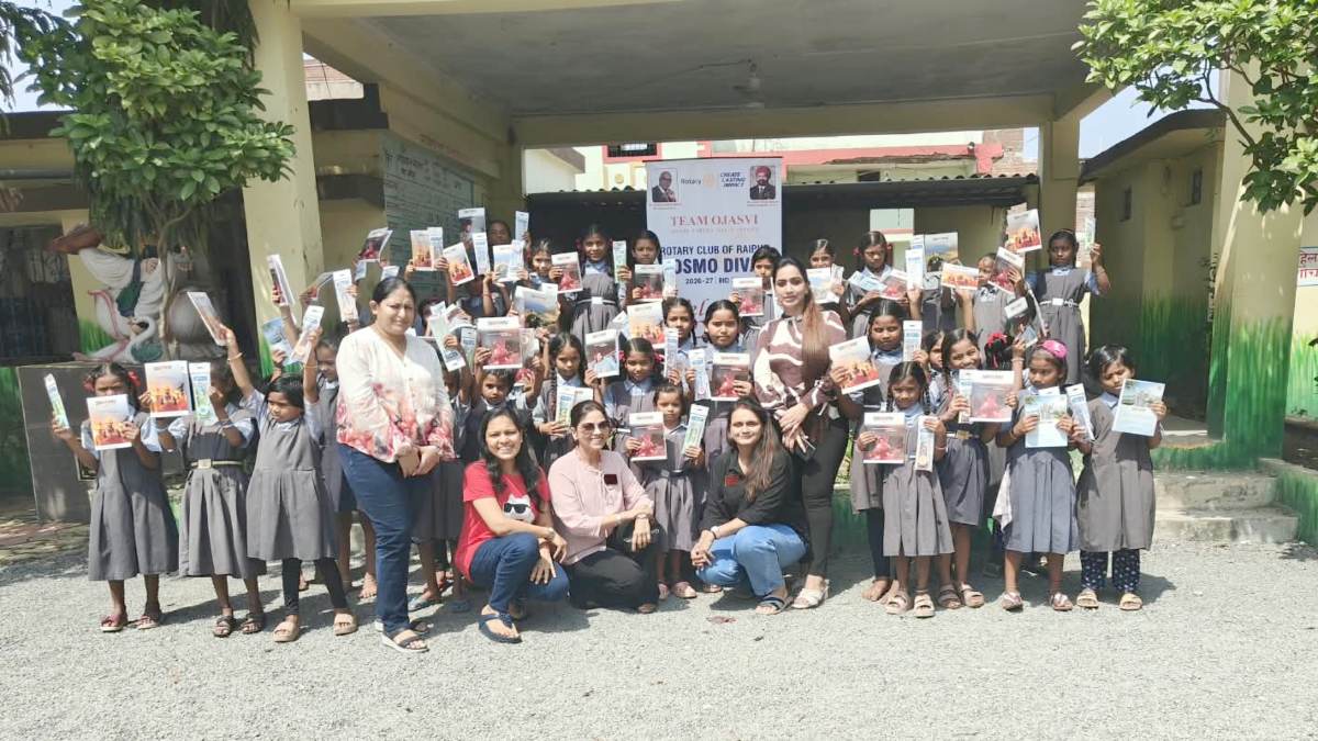 रोटरी क्लब ऑफ रायपुर कॉस्मो डिवाज ने स्कूल में बांटी स्टेशनरी किट और पुस्तकें, बच्चों के खिल उठे चेहरे