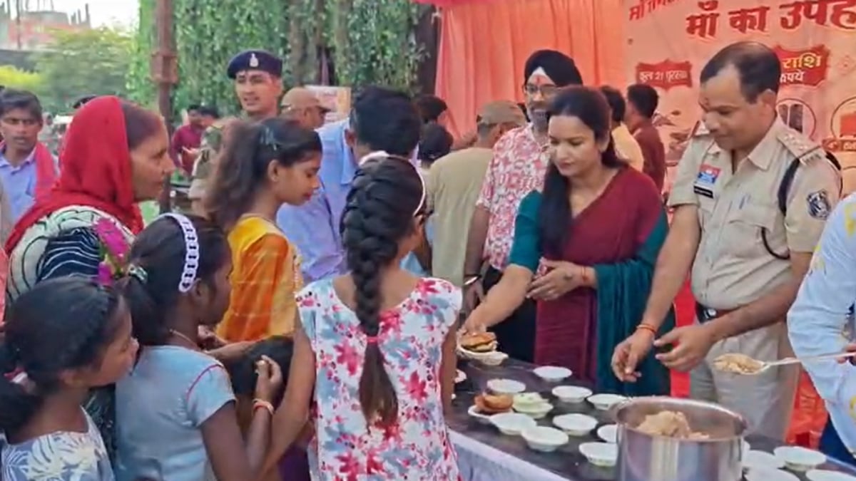 थाना परिसर में पुलिस ने लगाया भंडारा, अफसरों ने खुद बांटे महाप्रसाद
