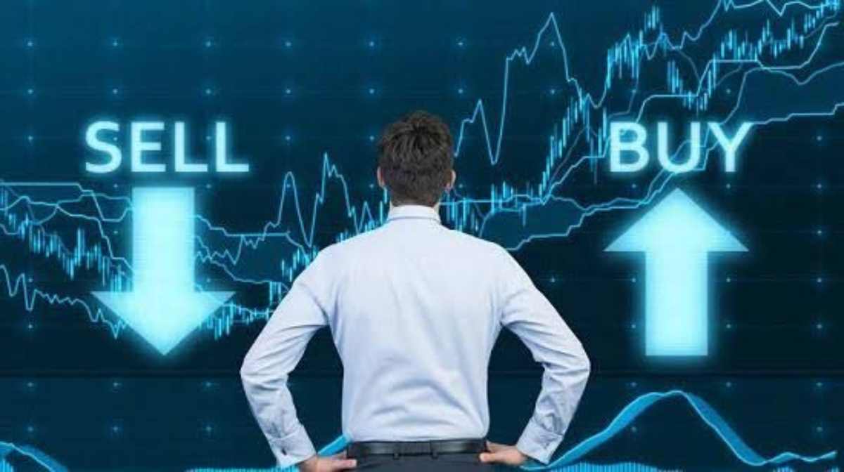 Stock Market Live Update: डे हाई से Sensex 650 अंक फिसला, Nifty 22,450 के नीचे; फिर भी बाजार हरे निशान में