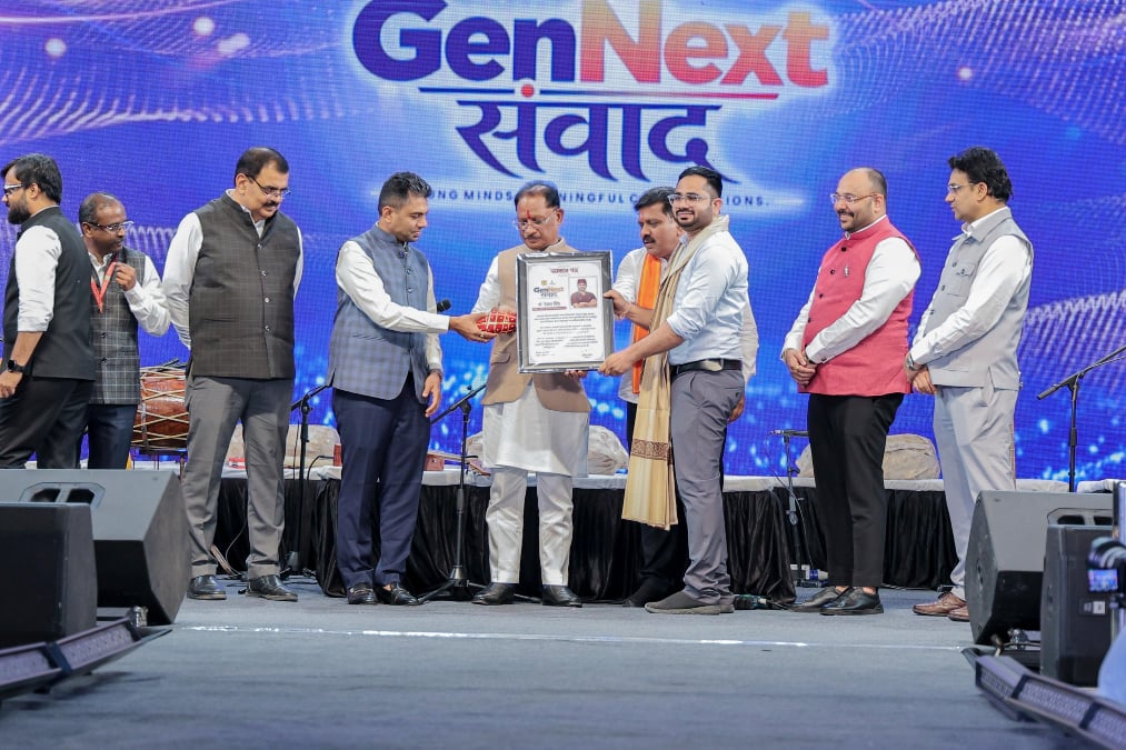 Lalluram GenNext Youth Award : सीएम साय के हाथों धाराशिव गांव के डॉ. रेशम सिंह सम्मानित, जानिए किस क्षेत्र में किया है उल्लेखनीय काम…