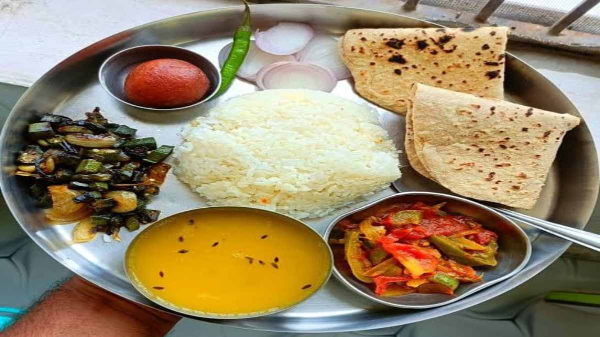 थाली में सबसे पहले चावल या रोटी रखते हैं तो भोजन परोसने की यह मान्यता जानकर चौंक जाएंगे…