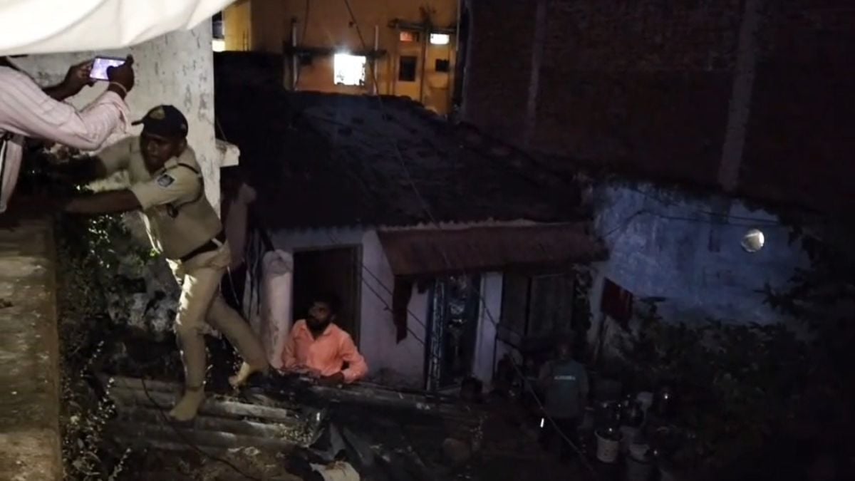 75 साल पुराना जर्जर मकान ढहाः बाड़े में फंसे 4 परिवारों के एक दर्जन लोग, दीवार तोड़कर सुरक्षित निकाला गया