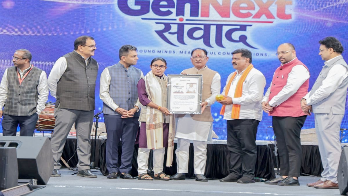 Lalluram GenNext Youth Award : सीएम साय ने बसनी गांव की युवा सरपंच प्रीति यदु को किया सम्मानित, पढ़ाई के साथ जारी है जनसेवा का सफर