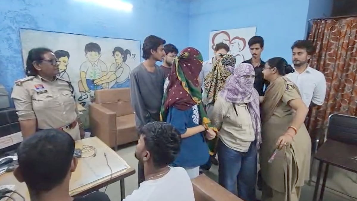 गरबा की वेशभूषा में सिगरेट और पिस्टलनुमा वस्तु दिखाने पर बवाल, वीडियो वायरल होने के बाद 9 आरोपी गिरफ्तार