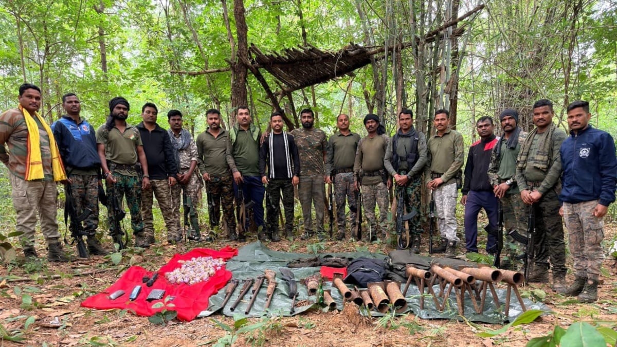 सुरक्षा बलों ने जंगल में चलाया सर्च ऑपरेशन, माओवादियों के हथियारों और विस्फोटकों का जखीरा बरामद