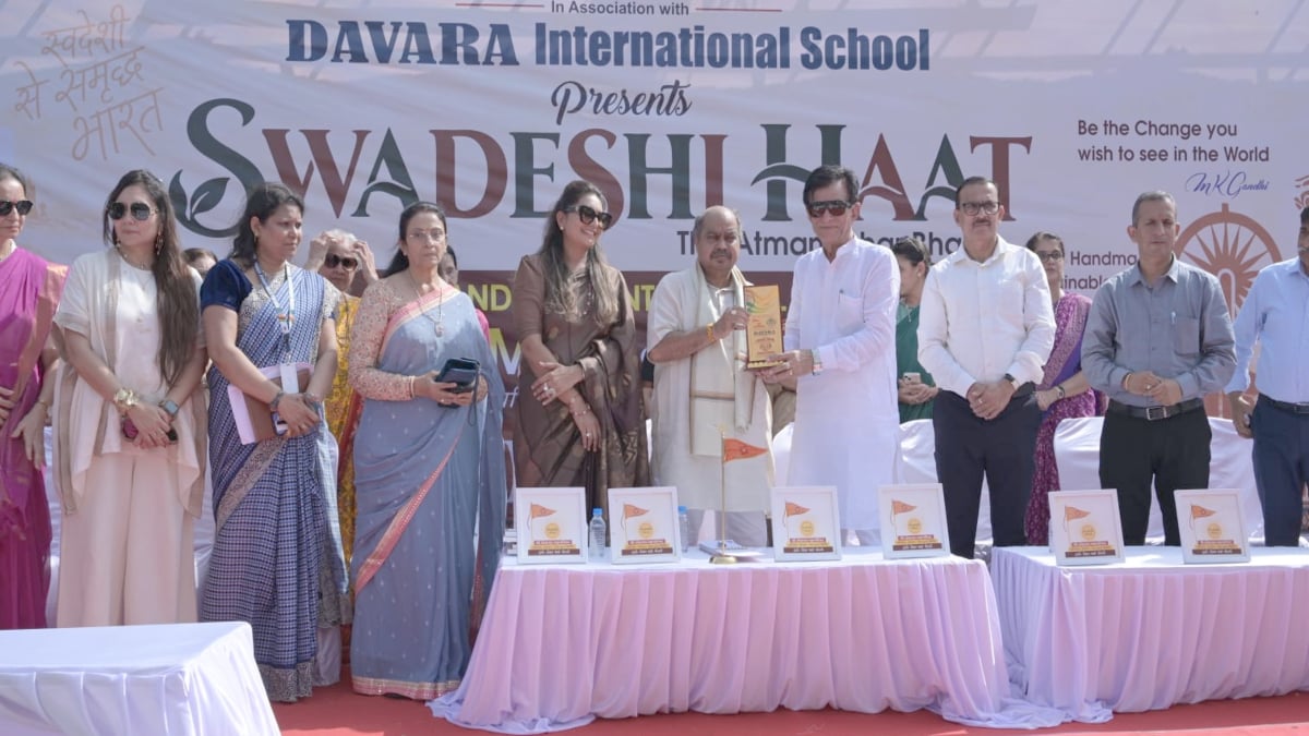 रायपुर में लगा ‘स्वदेशी हाट’: महिला कारोबारियों और स्व-सहायता समूहों ने लगाए स्टॉल, स्थानीय उत्पादों को खरीदने का दिया संदेश