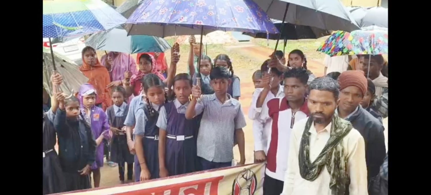 अर्नब तूफान के बीच छात्रों का प्रदर्शन : अधूरे स्कूल भवन को लेकर 15 किमी पैदल चलकर पहुंचे मैनपुर, SDM-BEO कार्यालय का किया घेराव