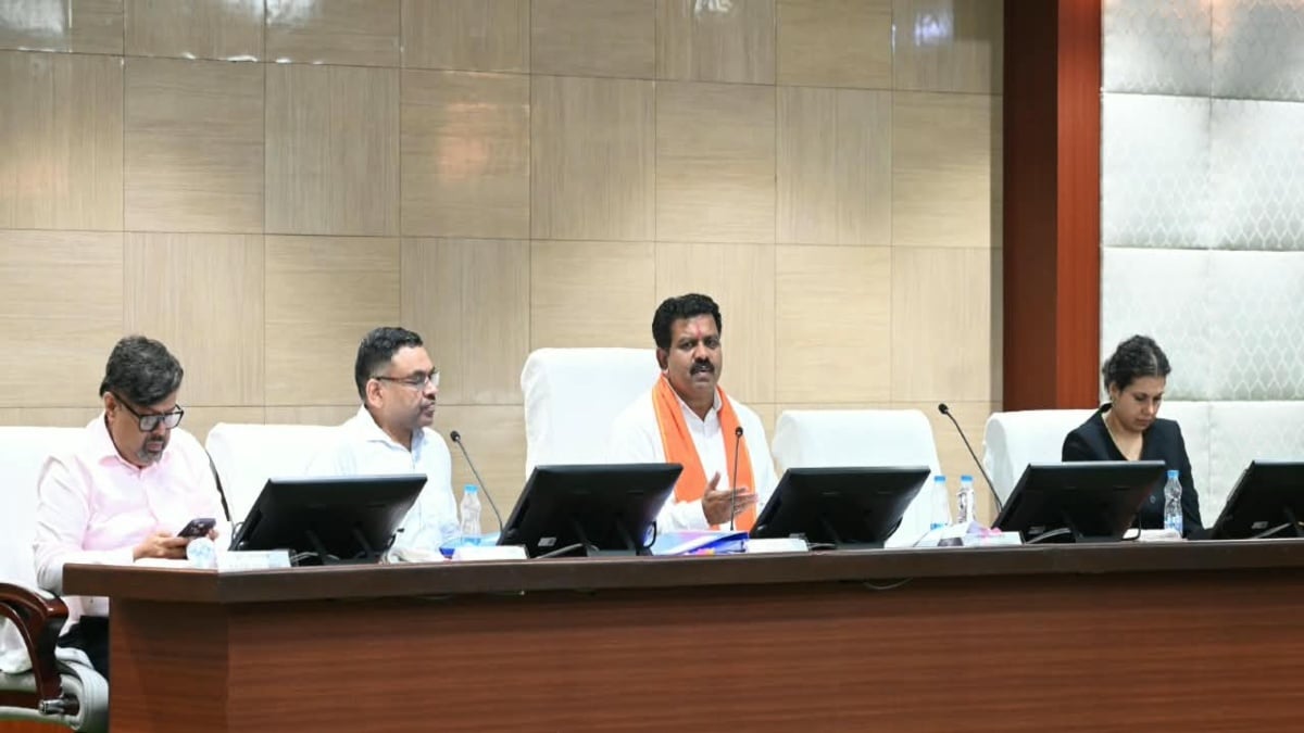 नशे के अवैध कारोबार पर सरकार का बड़ा एक्शन : डिप्टी सीएम विजय शर्मा ने ली बैठक, कहा – पूरे नेटवर्क को ध्वस्त करें, तस्करों की संपत्ति होगी कुर्क