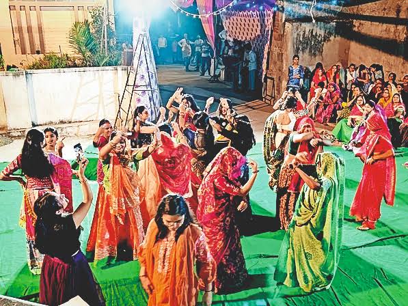 बिना लाइसेंस गरबा कराना पड़ा भारी: सूरत पुलिस ने रोका गरबा, आयोजकों में हड़कंप
