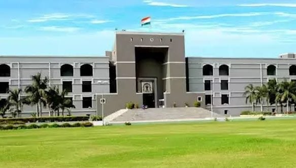 गुजरात हाई कोर्ट का बड़ा फैसला: भ्रष्टाचार और बेनामी फोन रखने के आरोपी पूर्व जज की बर्खास्तगी बरकरार