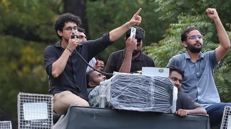 फिर संसद मार्ग थाने पहुंचे सौरव दास, बैरिकेड पर चढ़े, कर दी बड़ी मांग