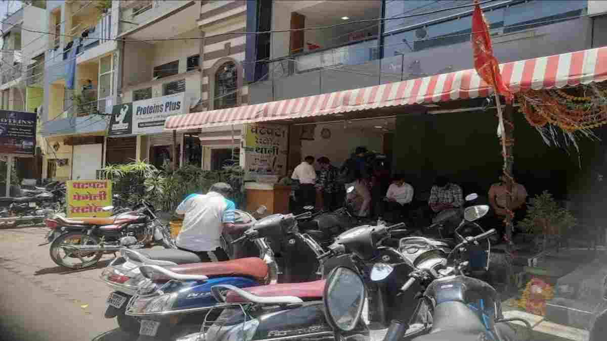 इंदौर में चटपटा रेस्टोरेंट पर खाद्य विभाग का छापा! गंदगी में बन रहा था खाना, फायर सेफ्टी भी सवालों के घेरे में, थाली में चटपटे स्वाद के नाम पर गंदगी परोसने का आरोप