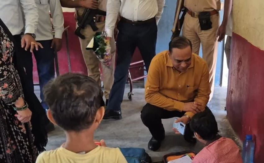 जालौन DM की दिल छू लेने वाली पहल: स्कूल पहुंचकर लिया छात्रा श्रुति की पढ़ाई का जायजा, खूब हो रही तारीफ