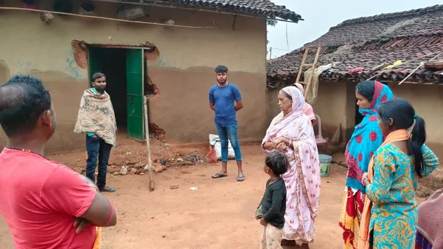 झारखंड: घरेलू विवाद में पति ने टांगी से वार कर पत्नी की हत्या, चाकू से खुद का गला काटकर किया घायल