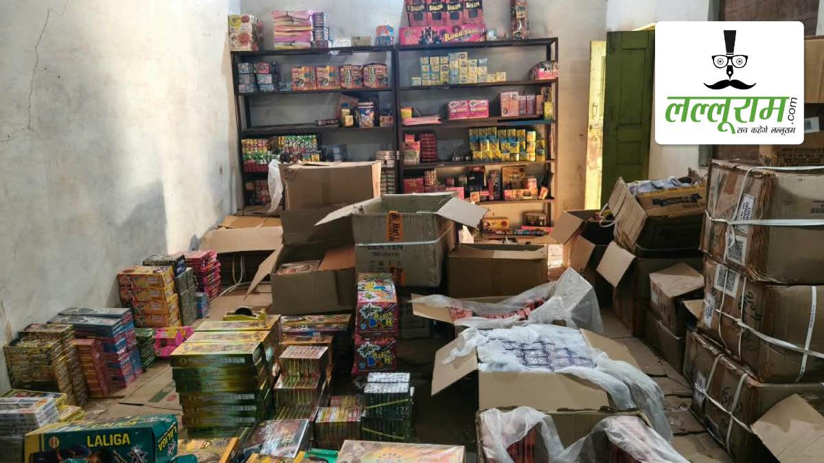 दिवाली से पहले पुलिस की बड़ी कार्रवाई: मकान से अवैध पटाखों का भंडार किया बरामद, आरोपी के खिलाफ मामला दर्ज